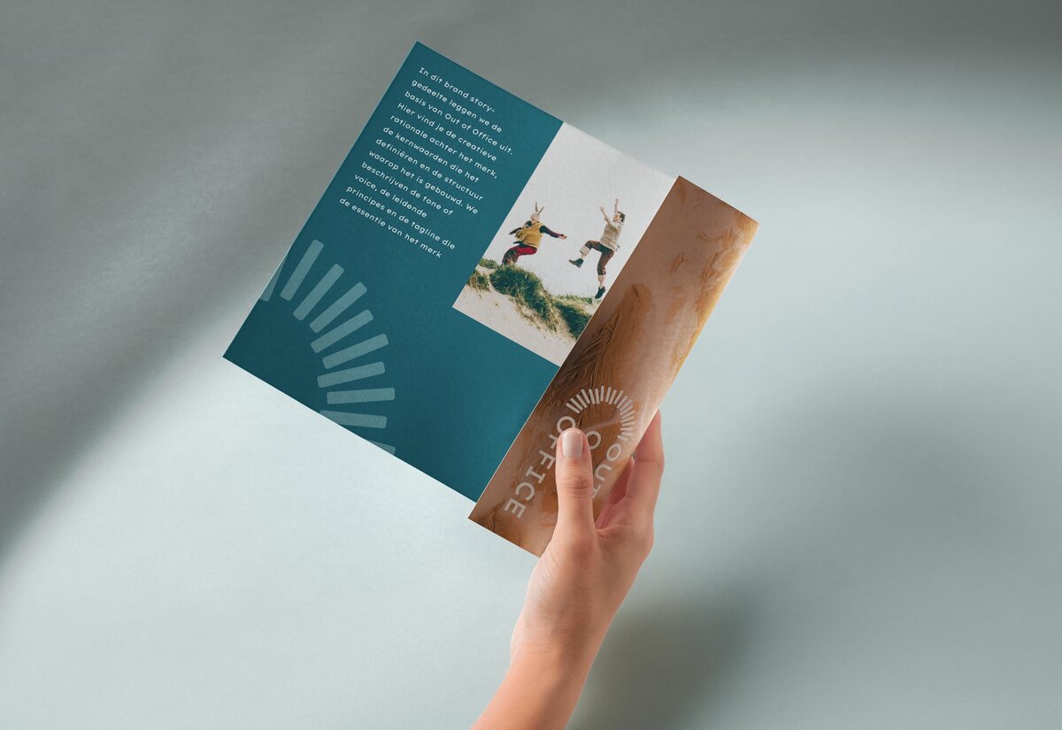 Brandbook in hand
